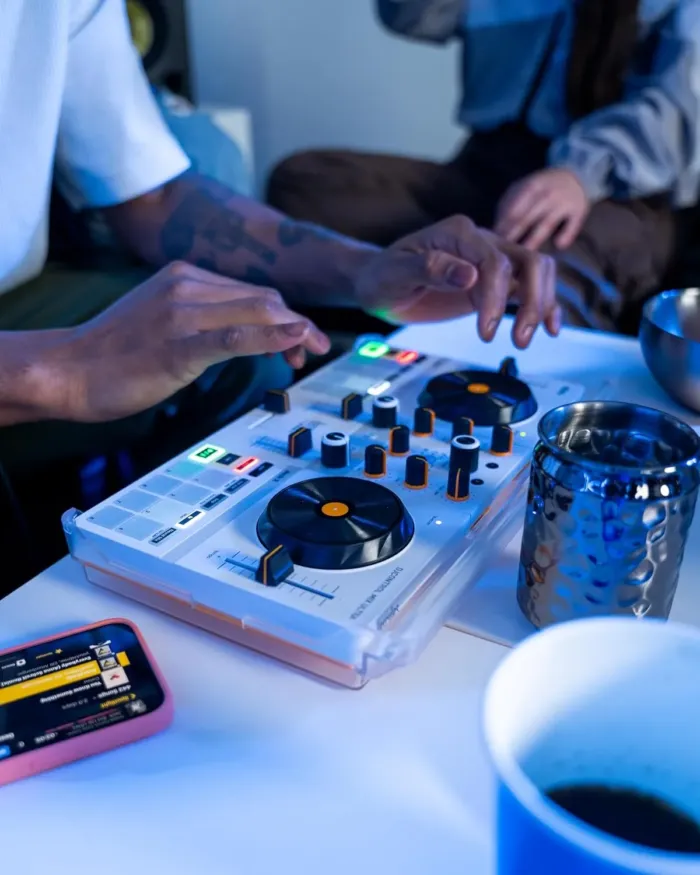 Hercules DJControl Mix Ultra – Mobile DJ Controller for Smartphones (iOS/Android) - Image 5