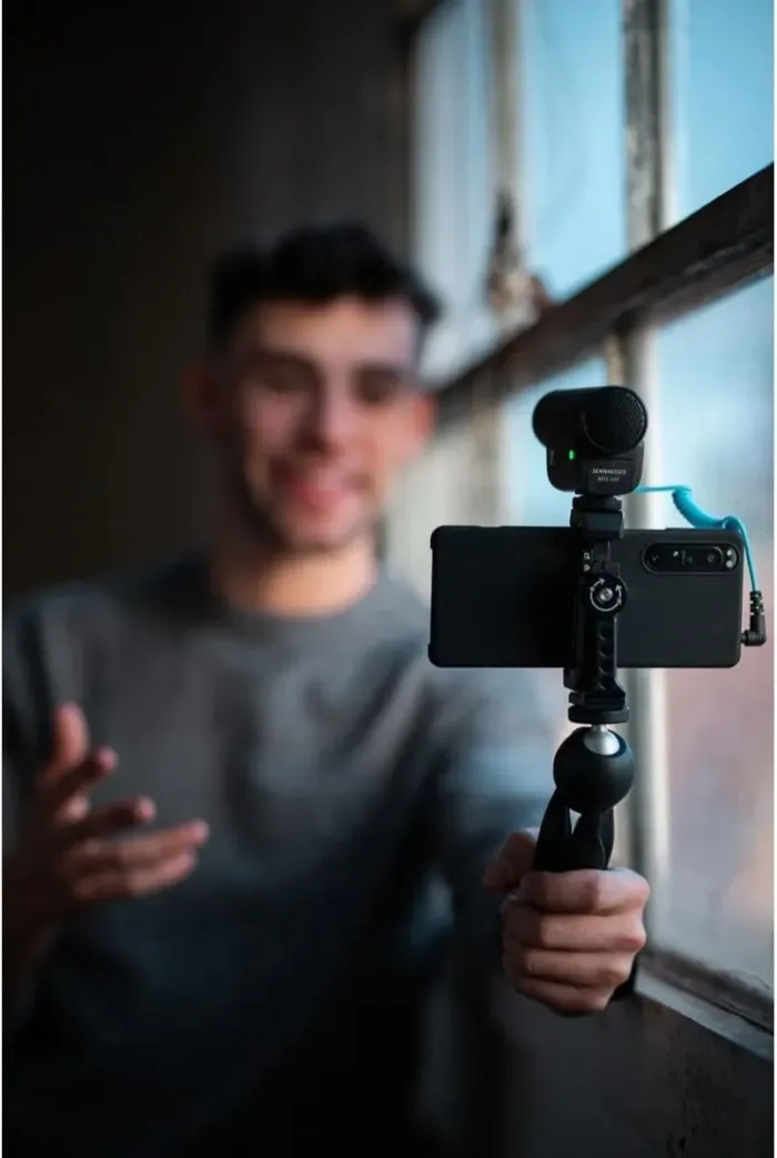 SENNHEISER Professional MKE 400 + Mobile Kit, Directional On-Camera Microphone with Smartphone Clamp & Manfrotto PIXI Mini Tripod, 509257, Auxiliary,Black - Image 8